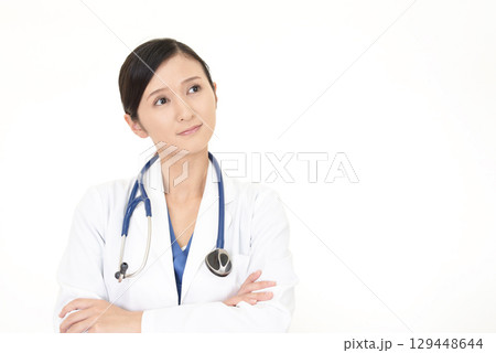 上を見上げる女性医師 129448644