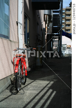 路地裏に停められた自転車 129448718