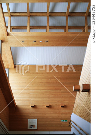 木の温もり溢れる駅舎ロビー 129448758