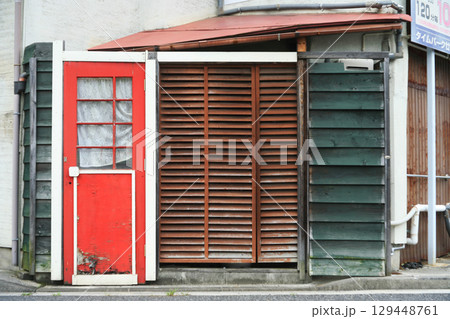 赤いドアと鎧壁 129448761