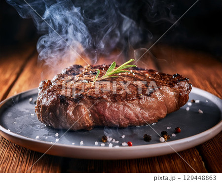 バーベキューで焼いたステーキ 129448863