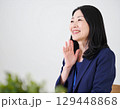 笑顔の女性 129448868