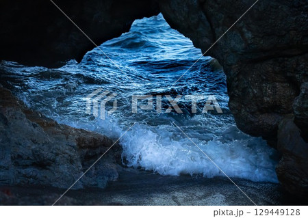 打ち寄せる波 129449128