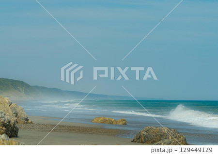 打ち寄せる波 129449129