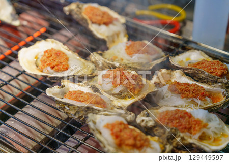 夜市 ナイトマーケット 食べ物 129449597