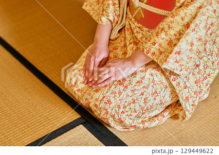 武家屋敷で静かに佇む着物姿の女性 129449622