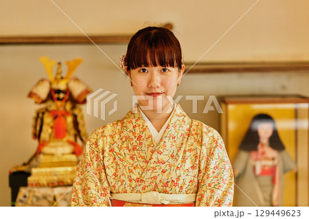 武家屋敷で静かに佇む着物姿の女性 129449623