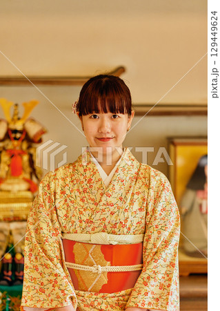 武家屋敷で静かに佇む着物姿の女性 129449624