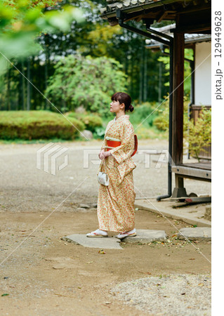 庭園を散策する着物姿の女性 庭園を散策する着物姿の女性 129449628