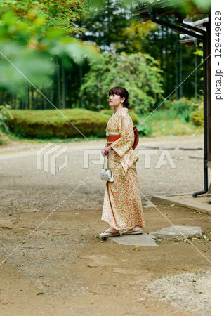 庭園を散策する着物姿の女性 庭園を散策する着物姿の女性 129449629