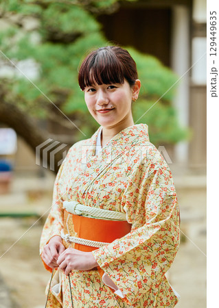 着物姿の若い女性 着物姿の若い女性 129449635