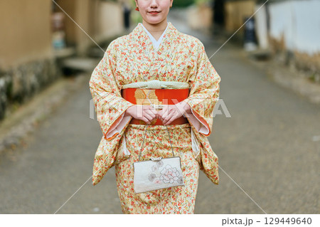 武家屋敷群を散策する着物姿の女性 武家屋敷群を散策する着物姿の女性 129449640