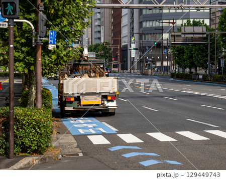 普通自転車専用通行帯に駐車している自動車 129449743