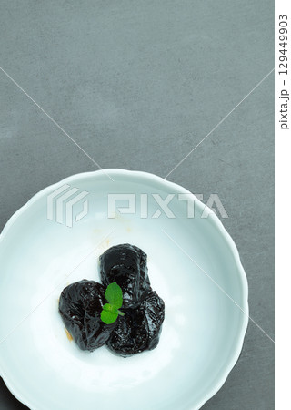 栄養価の高いプルーンを白い皿に載せて 129449903