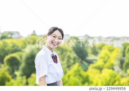女子高生のポートレート 笑顔 カメラ目線 女子高生のポートレート 笑顔 カメラ目線 129449956