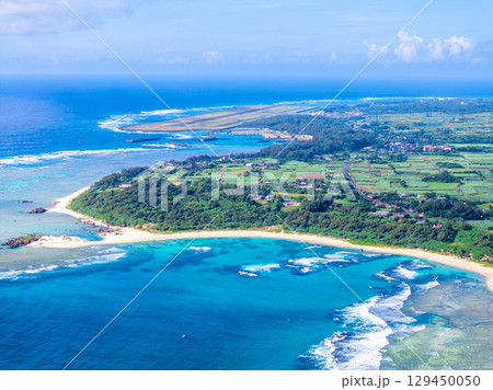 土盛海岸と奄美空港（鹿児島県 奄美大島） 129450050
