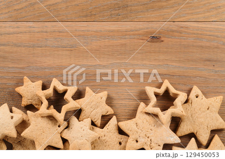 Gingerbread chrismas cookies on oak wood background with copy space Gingerbread chrismas cookies on oak wood background with copy space 129450053