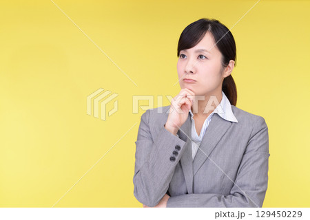 考える女性 考える女性 129450229