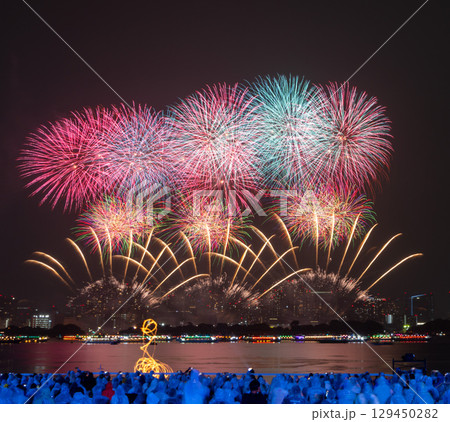 色鮮やかな花火が咲く夜空と観客の風景 129450282