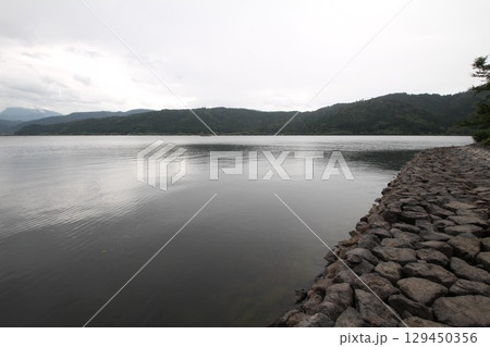 曇り空と湖 曇り空と湖 129450356