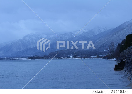 湖と雪の積もった山 湖と雪の積もった山 129450382