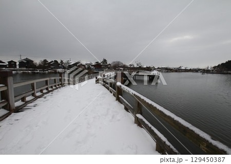 雪の積もった橋 雪の積もった橋 129450387