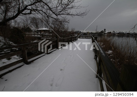 雪の積もった橋 雪の積もった橋 129450394