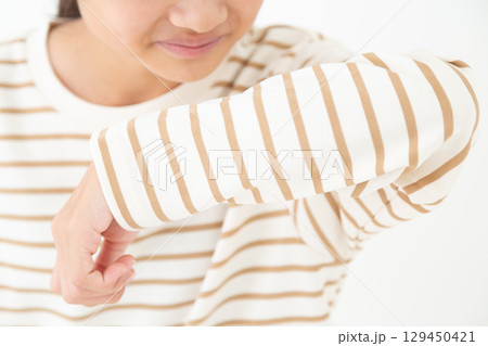体臭をチェックする中学生の女の子 129450421