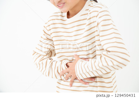 お腹の痛みに苦しむ中学生の女の子 129450431