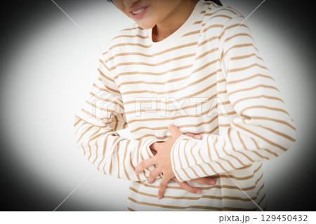 お腹の痛みに苦しむ中学生の女の子 お腹の痛みに苦しむ中学生の女の子 129450432