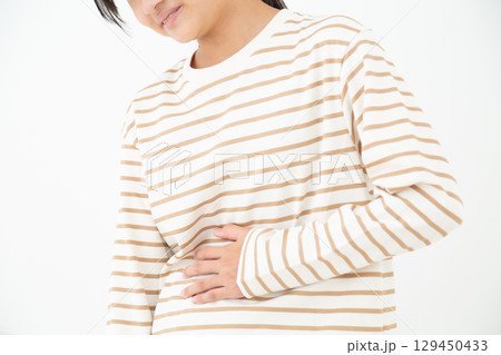 お腹の痛みに苦しむ中学生の女の子 お腹の痛みに苦しむ中学生の女の子 129450433