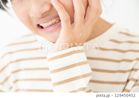 虫歯の痛みに苦しむ中学生の女の子 虫歯の痛みに苦しむ中学生の女の子 129450452