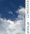 雲の空き間を抜けると向こうは青空 129450458