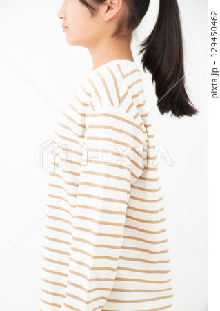 中学生の女の子の姿勢 中学生の女の子の姿勢 129450462