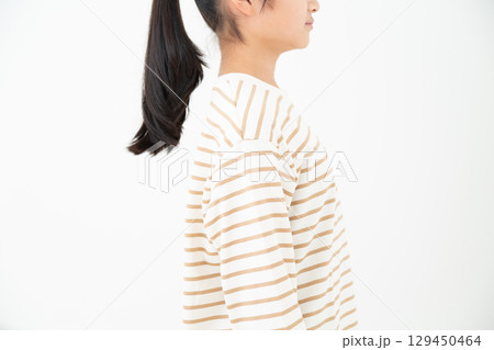 中学生の女の子の姿勢 中学生の女の子の姿勢 129450464