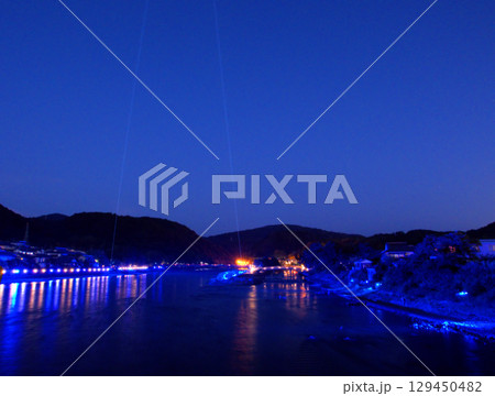 「京の七夕in Uji」と題してライトアップされた宇治川一帯の幻想的な光景　 129450482