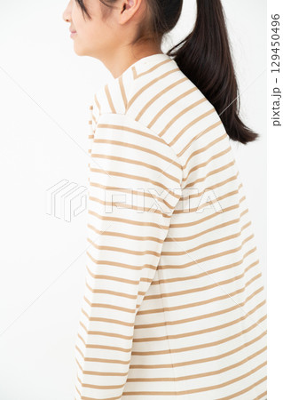 猫背の中学生の女の子 129450496