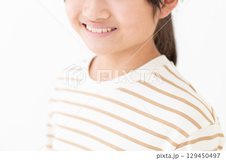 微笑む中学生の女の子 微笑む中学生の女の子 129450497
