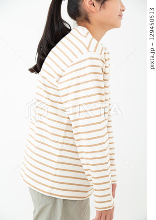 猫背の中学生の女の子 129450513