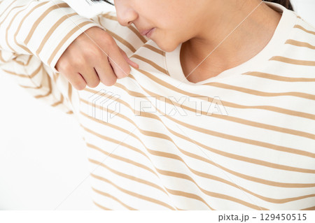 体臭をチェックする中学生の女の子 体臭をチェックする中学生の女の子 129450515