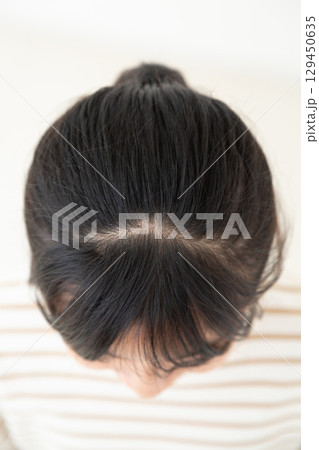 中学生の女の子の髪の毛 129450635