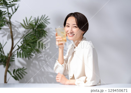 ハイボール　チューハイ　女性 129450671