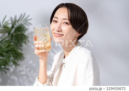 ハイボール チューハイ 女性 ハイボール チューハイ 女性 129450672