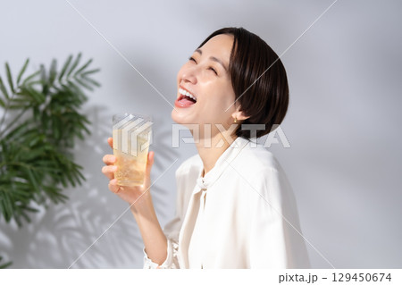 ハイボール　チューハイ　女性 129450674