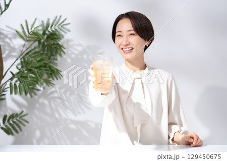 ハイボール　チューハイ　女性 129450675