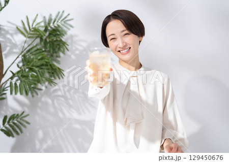 ハイボール　チューハイ　女性 129450676