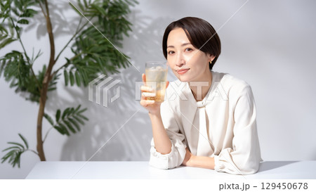 ハイボール　チューハイ　女性 129450678