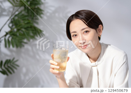 ハイボール　チューハイ　女性 129450679