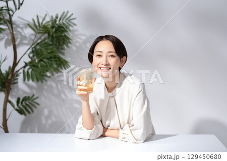 ハイボール チューハイ 女性 ハイボール チューハイ 女性 129450680