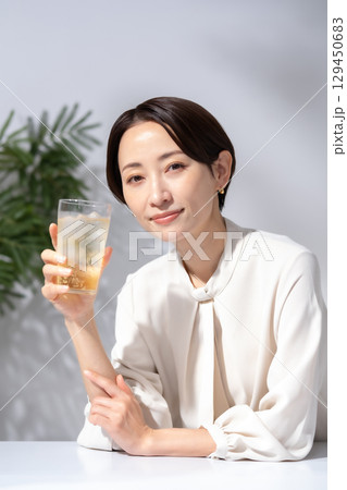 ハイボール　チューハイ　女性 129450683